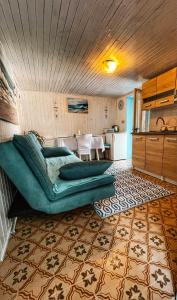 茨雷斯Guesthouse Porto的带沙发的客厅和厨房