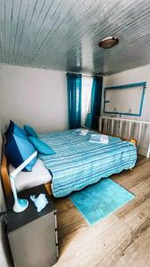 茨雷斯Guesthouse Porto的一间卧室配有一张带蓝色枕头的床