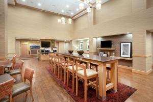 隆娜特里丹佛/南瑞吉盖特汉普顿酒店的大型用餐室配有大桌子和椅子