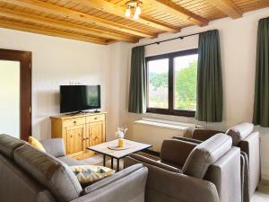 锡默拉特Ferienpark Rursee的客厅配有两张沙发和一台电视