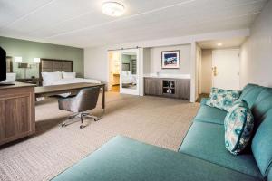 多佛尔多佛尔汉普顿酒店的客厅配有沙发和1张床