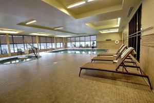 杜兰戈杜兰戈希尔顿惠庭套房酒店的一座带躺椅的游泳池