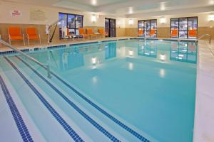 奥本希尔斯底特律/奥本山北希尔顿恒庭酒店的蓝色海水大型游泳池
