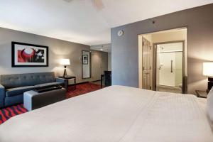 杜波依斯宾夕法尼亚州杜波依斯希尔顿惠庭套房酒店的酒店客房设有一张大床和一张沙发。