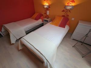 MON PRESLOT的橙色墙壁客房的两张床