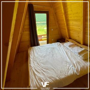 OrllanVilla Family的木制客房的一张床位,设有窗户
