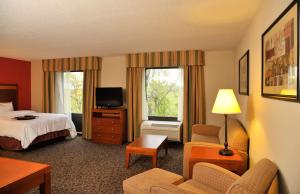 恩特普赖斯恩特普赖斯汉普顿酒店的酒店客房,配有床和电视