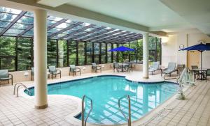 伊利Hampton Inn Erie-South的一座配有桌椅的酒店游泳池