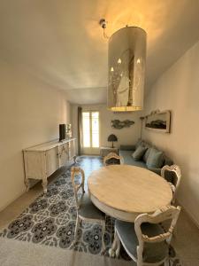 莱里奇Delizioso bilocale Mottino23的一间带桌子和沙发的用餐室