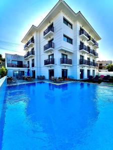 切什梅Nova Butik Hotel Çeşme的酒店前方的大型游泳池