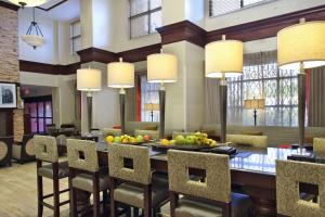 弗洛伦斯佛罗伦萨市区汉普顿套房酒店的用餐室配有带水果的桌子