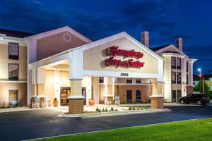 佛罗伦萨Hampton Inn & Suites Florence Center的购物中心,上面有圣诞标志