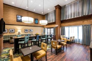 佛罗伦萨Hampton Inn & Suites Florence Center的餐厅设有桌椅和窗户。
