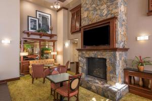 佛罗伦萨Hampton Inn & Suites Florence-North-I-95的客厅设有壁炉和平面电视
