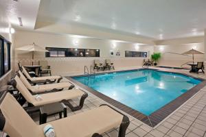 North Sioux City北苏城汉普顿酒店的酒店客房的大型游泳池配有躺椅