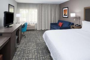 North Sioux City北苏城汉普顿酒店的酒店客房设有一张大床和一台电视。