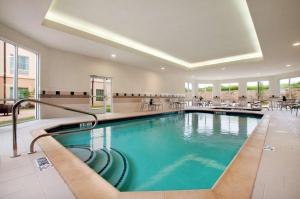 沃思堡沃思堡西城景希尔顿霍姆伍德套房酒店的在酒店房间的一个大型游泳池