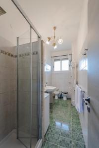 罗马RESIDENZA ERES EUR的带淋浴、卫生间和盥洗盆的浴室