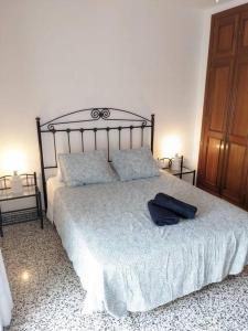马贝拉Luminosa casa familiar céntrica的一间卧室配有一张蓝色浴袍的床