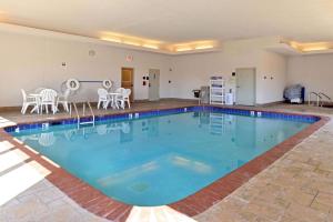 格兰德岛格兰德岛汉普顿酒店的一个带椅子和桌子的大型游泳池