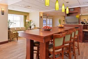 格兰德岛格兰德岛汉普顿酒店的厨房以及带大型木桌和椅子的用餐室。