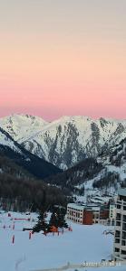 伊索拉La Valette的享有滑雪胜地和雪覆盖的群山的景色