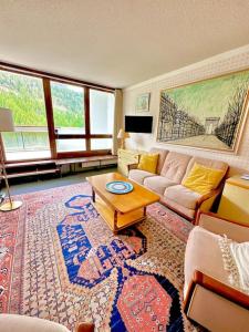 伊索拉La Valette的带沙发和地毯的客厅