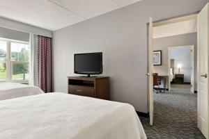 哈里斯堡东哈里斯堡赫尔希区希尔顿惠庭套房酒店 的配有一张床和一台平面电视的酒店客房