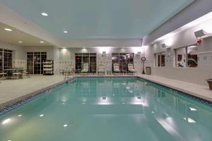 黑格斯敦黑格斯敦霍姆伍德套房酒店的大型游泳池位于酒店客房内,