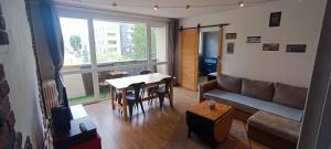 凯恩Appart 3 Chambres - 6 personnes - Mémorial - Université的客厅配有沙发和桌子