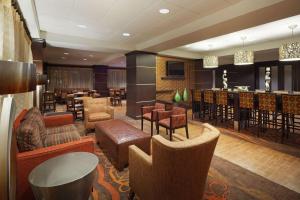 休斯顿休斯敦格拉利亚附近汉普顿酒店的酒店大堂设有酒吧和桌椅