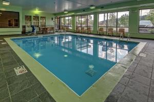 阿什兰阿什兰德希尔顿恒庭酒店的大楼内一个蓝色的大型游泳池