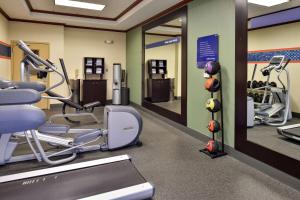 哈里森哈里森希尔顿恒庭酒店的健身房,配有跑步机和健身器材