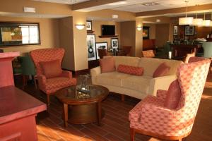 海斯汉普顿海斯北I-70公路酒店的客厅配有沙发、椅子和桌子