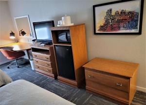 海斯汉普顿海斯北I-70公路酒店的酒店客房设有一张书桌、一台电脑和一张床