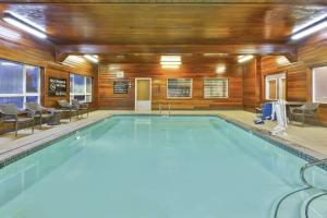 爱达荷福尔斯爱达荷福尔斯汉普顿酒店的木质墙壁客房的大型游泳池