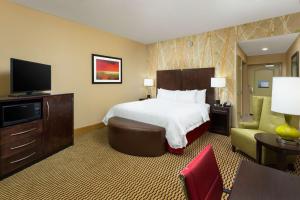 威廉波特威廉波特汉普顿宾馆&套房酒店 - 法克森出口的配有一张床和一台平面电视的酒店客房