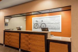 克林顿克林顿汉普顿酒店的墙上有自行车的办公室