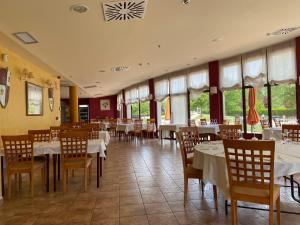 CaleruegaPrado de las merinas的餐厅设有白色的桌椅和窗户。