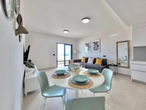 拉克鲁斯Mar Azul的用餐室以及带桌椅的起居室。