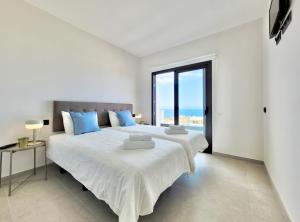 拉克鲁斯Mar Azul的白色卧室设有一张大床和大窗户