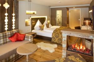 施万高达斯露贝扎希尔酒店的酒店客房配有一张床和一个壁炉。