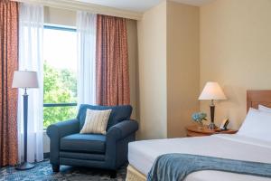 SouthbridgeWellsworth Hotel的酒店的客房 - 带一张床、椅子和窗户