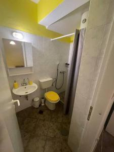 洛加拉斯Yellow Beach House的一间带卫生间和水槽的小浴室