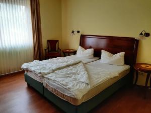 格拉尔-米里茨Residenz Lausitz - Apartments für Urlaub mit Hund的一间卧室配有带白色床单和枕头的床。