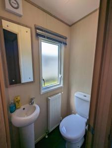 Littlesea Caravan on a Fabulous elevated position Haven Weymouth的一间浴室