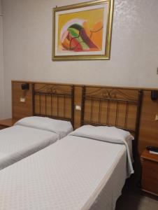 帕莱斯特里纳斯特拉酒店的墙上画画的房间里设有两张床