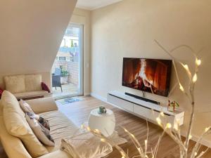 布吕尔Apartment am Schloss的带沙发和平面电视的客厅