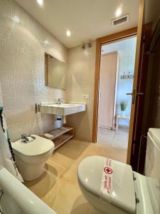 安波拉Apartamento ideal para desconectar的浴室配有白色卫生间和盥洗盆。