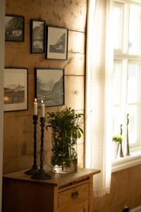 翁达尔斯内斯AAK酒店的一间设有一张桌子、两把蜡烛和一扇窗户的房间